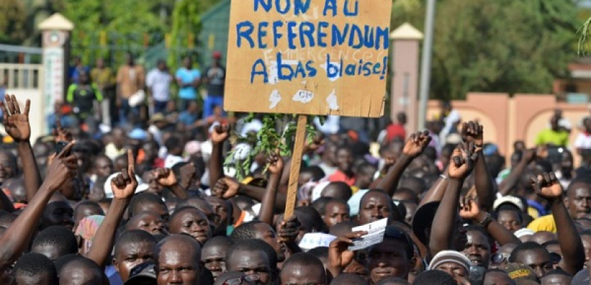 المحتجون في بوركينا فاسو يطالبون الرئيس بالتنحي..والرئيس يؤكد بقائة بمنصبه