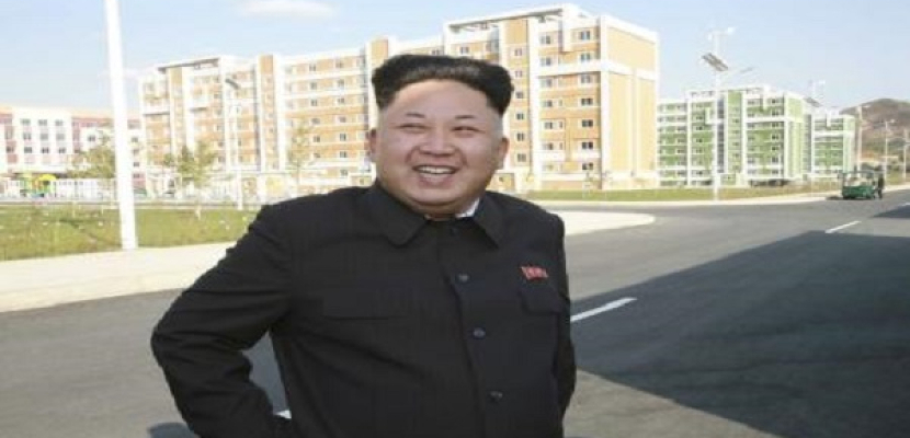 وسائل إعلام: زعيم كوريا الشمالية يعاود الظهور ويسير متكئا على عصا