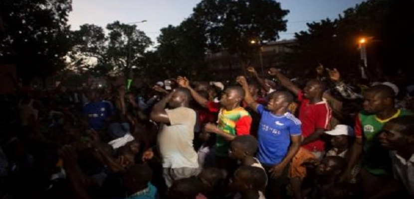 المحتجون في بوركينا فاسو يطالبون الرئيس بالتنحي