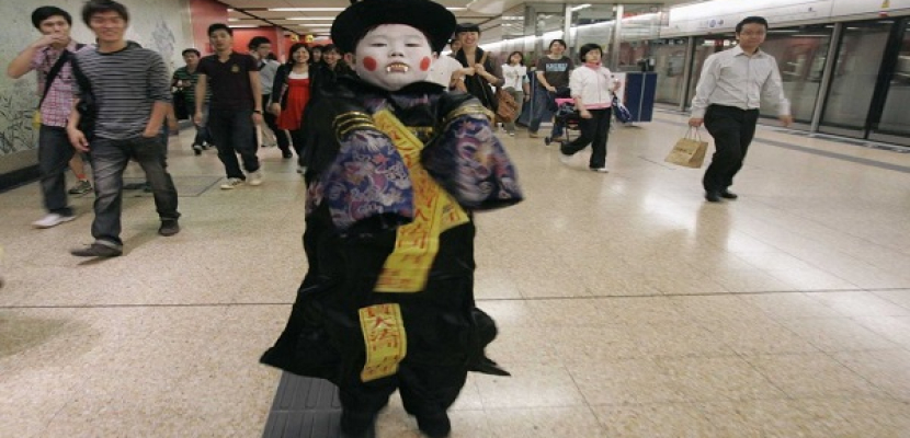 شرطة بكين تمنع ارتداء أزياء غريبة في مترو الأنفاق قبل “أبيك”