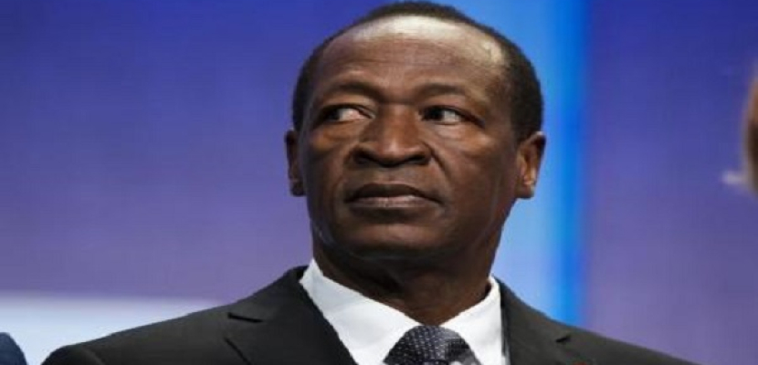 قائد الجيش يتولي رئاسة بوركينا فاسو بعد استقالة كامباوري إثر احتجاجات حاشدة