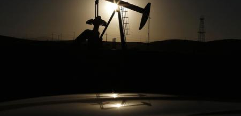 النفط يواصل الهبوط مع ارتفاع المخزونات الأمريكية والصادرات السعودية
