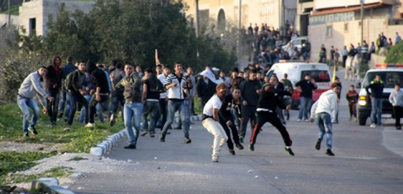 الاحتلال الإسرائيلى يحاصر”الأقصى”والمئات يؤدون صلاة الفجر فى الشوارع