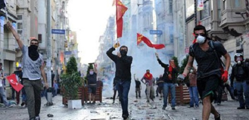 توتر واشتباكات بين المتظاهرين والشرطة في ديار بكر بتركيا