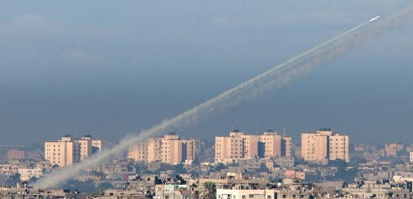 إطلاق عدة صواريخ من غزة أحدها يصيب مبنى في مستوطنة جنوب إسرائيل