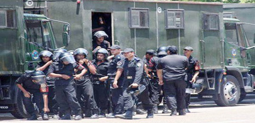 الأمن يقتحم جامعة الزقازيق لفض اشتباكات بين الإخوان والطلاب