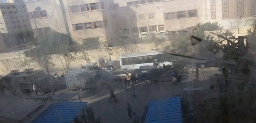 مدرعات الأمن تحاصر “علوم” الإسكندرية بعد مناوشات طلاب الإخوان مع الأمن الإداري