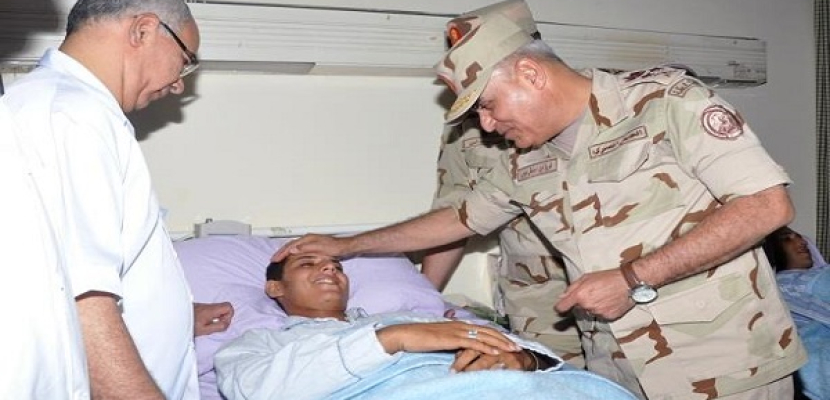 وزير الدفاع يزور مصابى لنش البحرية بمستشفى الجلاء العسكرى