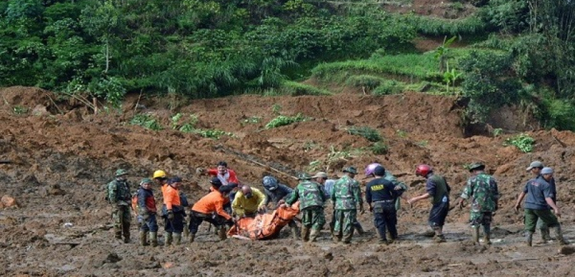 ارتفاع حصيلة ضحايا الانهيار الأرضي بإندونيسيا إلى 32 قتيلا
