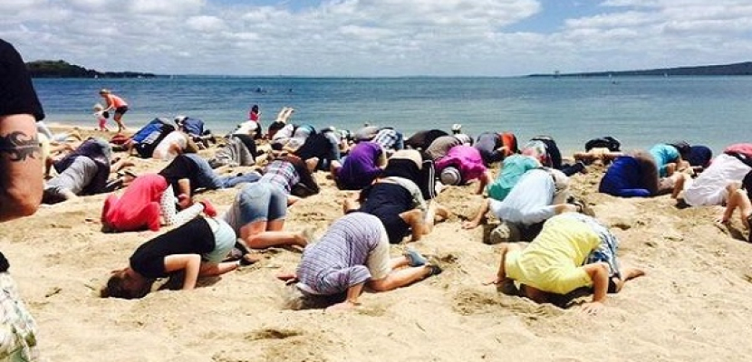 وقفة احتجاجية لنشطاء نيوزيلندا .. «بدفن رأسهم في الرمال» !!
