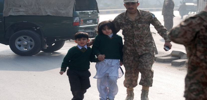 130 قتيلا و 122 مصابا بهجوم على مدرسة في باكستان