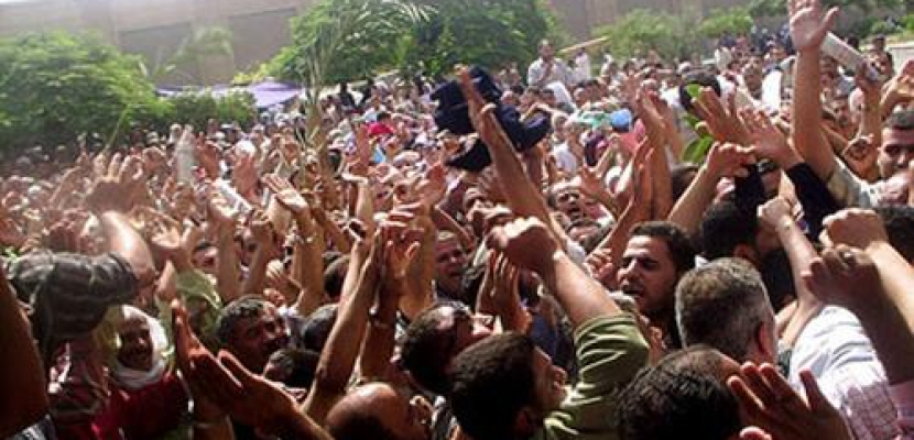 عمال شركة مصر للغزل والنسيج بالمحلة يواصلون الإضراب عن العمل