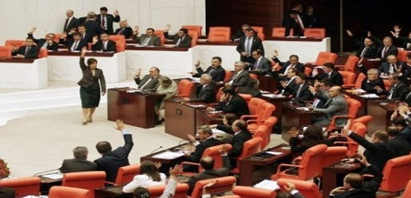 البرلمان التركي يرفض إحالة وزراء متورطين في فساد للقضاء