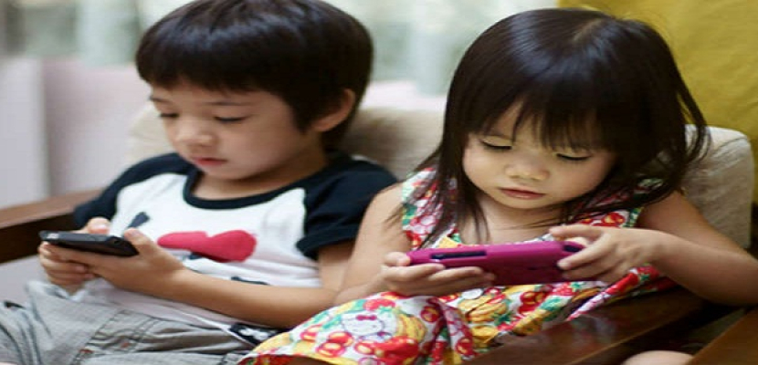 دراسة: الإفراط فى استخدام الهواتف الذكية يؤخر تطور الكلام لدى الأطفال
