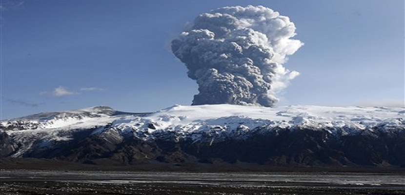 بركان مكسيكي يرتفع رماده لأكثر من ثلاثة آلاف مترًا في الهواء