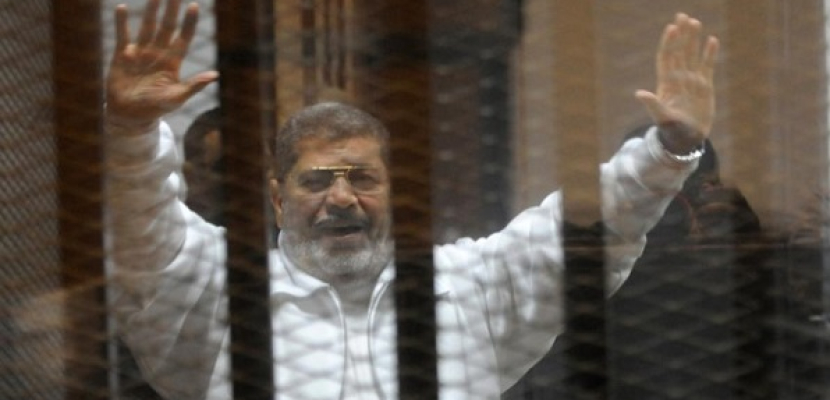 حبس مرسي و 23 قياديا إخوانيا 15 يوما احتياطيا لاتهامهم بالتحريض على العنف في “رابعة “