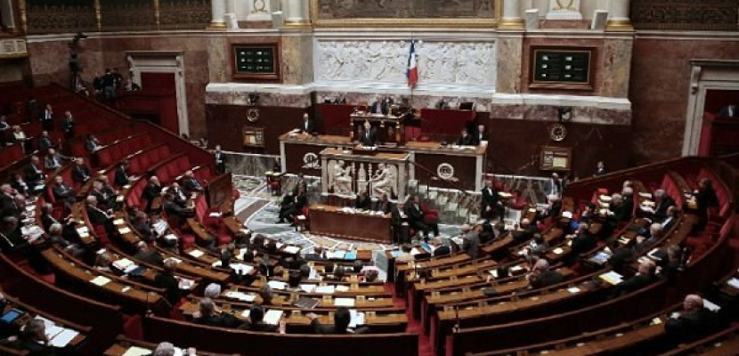النواب الفرنسيون يصوتون لصالح استمرار توجيه الضربات الجوية ضد داعش
