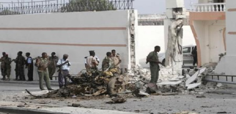 مقتل 10 في هجوم بسيارة ملغومة على مطعم بالصومال