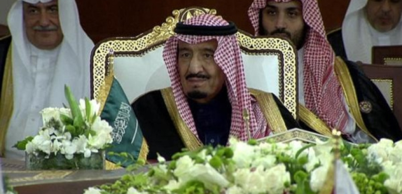 الملك سلمان يعلن في القمة الخليجية تأسيس مركز للأعمال الإغاثية
