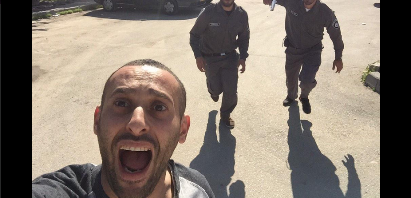 «selfie» لفلسطينى يلاحقه جنود إسرائيليون