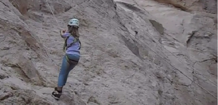 “عاشقة مصر”.. أصغر طفلة روسية تمارس رياضة تسلق الجبال بجنوب سيناء