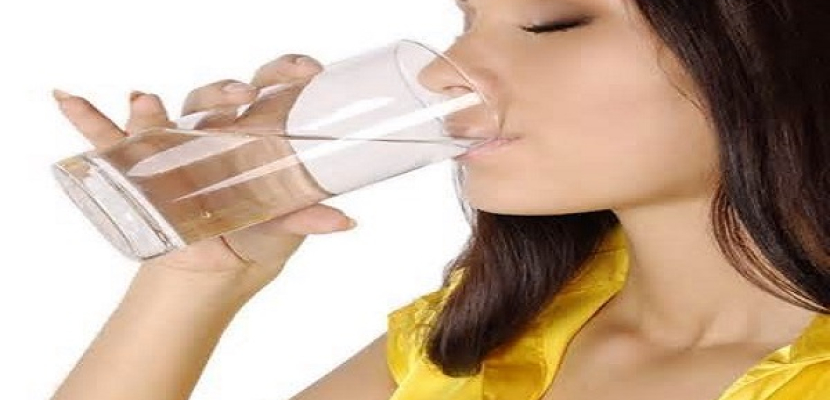 دراسة جديدة تؤكد أن شرب الماء قبل الطعام يخفف الوزن