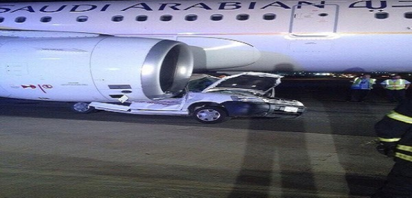 اصطدام سيارة بطائرة بمطار الملك عبد العزيز بجدة
