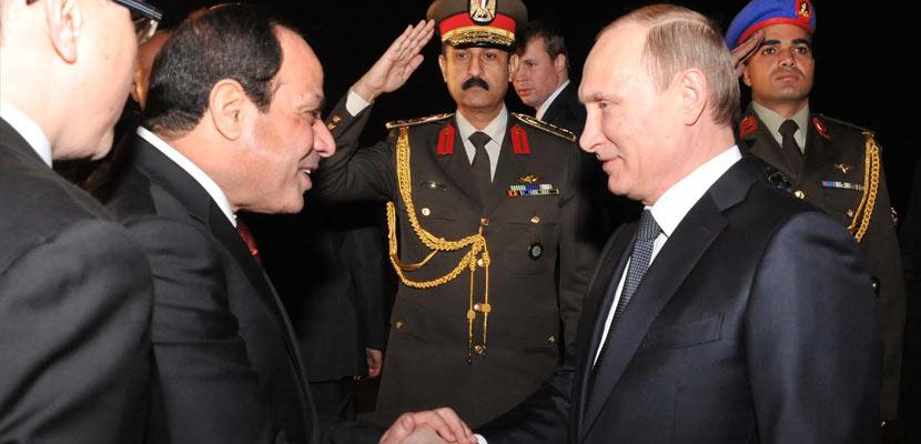 السيسي يستقبل الرئيس الروسي فور وصوله لمطار القاهرة ويصطحبه إلى دار الأوبرا