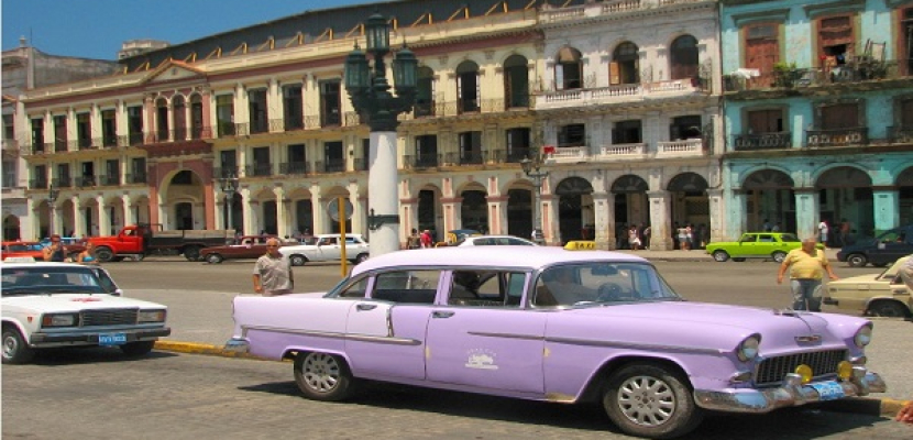 السيارات الأمريكية الكلاسيكية رمز السياحة في كوبا