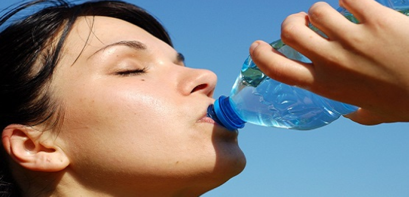 شرب الماء يساعدك علي إنقاص وزنك