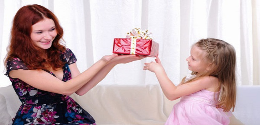 دراسة تنصح بعدم مكافأة الأطفال بـ”الهدايا” كي لا يصبحوا ماديين