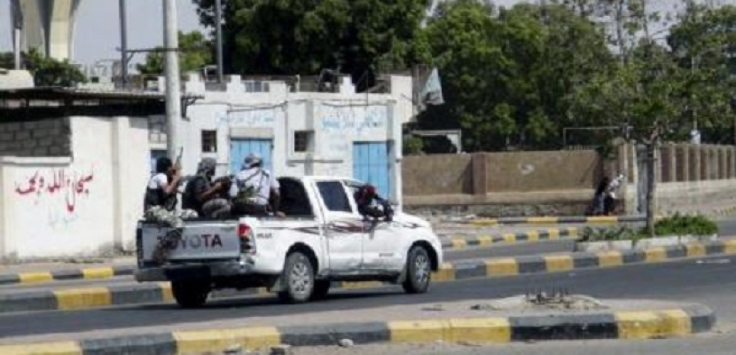 مصادر رئاسية: طائرات حربية تهاجم المجمع الرئاسي في عدن وهادي بخير