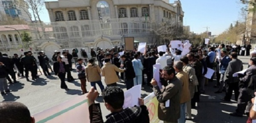 مصادمات بين الشرطة ومتظاهرين أمام السفارة السعودية بطهران