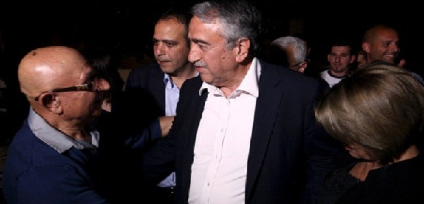 زعيما شطري جزيرة قبرص يجتمعان لبحث سبل إنهاء النزاع