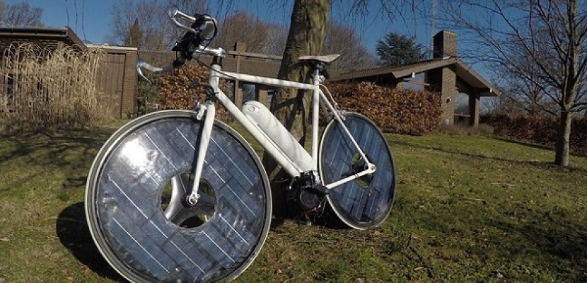 بالفيديو .. ابتكار دراجة ذكية تعمل بالطاقة الشمسية