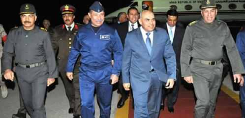 وزير الدفاع يصل إلى القاهرة بعد مباحثات ناجحة في باكستان والسعودية حول “عاصفة الحزم”