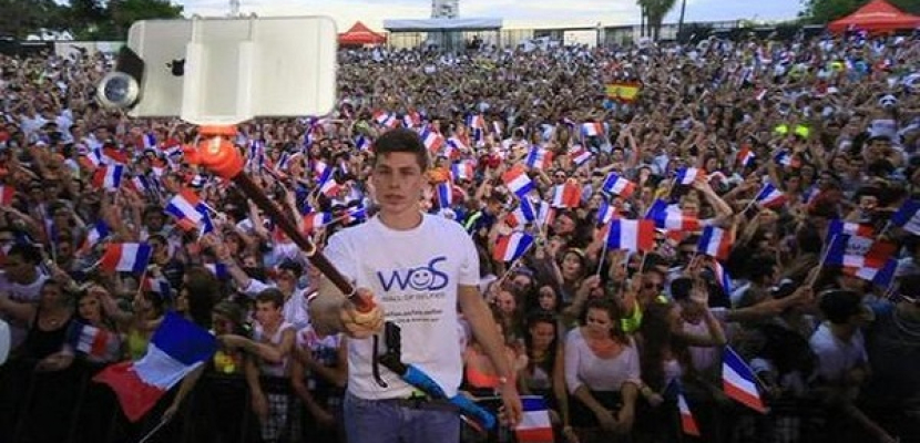 فرنسي يلتقط أكبر صورة “سيلفي” مع 2530 شخصاً