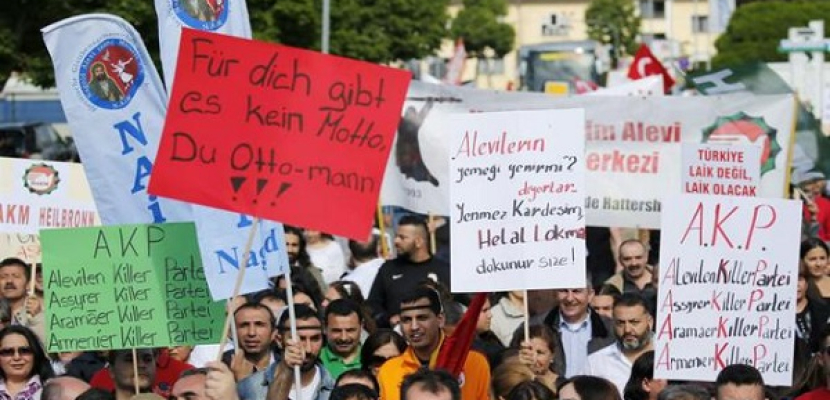 تظاهرات مناهضه لزيارة أردوغان وخطابه فى قاعة المؤتمرات بألمانيا