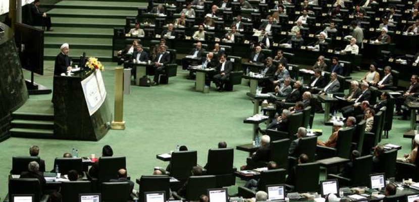 البرلمان الإيراني يعد مشروع قرار لوقف المفاوضات النووية لحين انتهاء التهديدات الأمريكية