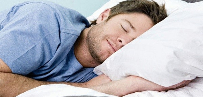 دراسة أمريكية: النوم على أحد الجانبين مفيد للإنسان
