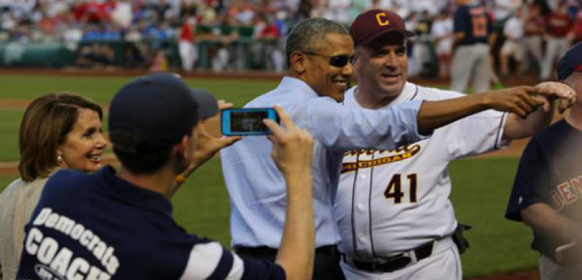 أوباما يفاجيء المشاركين في مباراة للبيسبول بين الديمقراطيين والجمهوريين