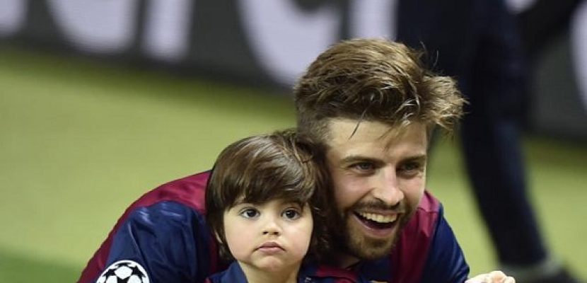 لاعبو برشلونة يحتفلون بالفوز مع أبنائهم
