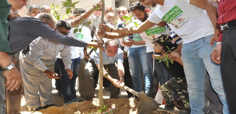 محافظ الجيزة يشارك الشباب في حملة ” هنزرع مليون شجرة “