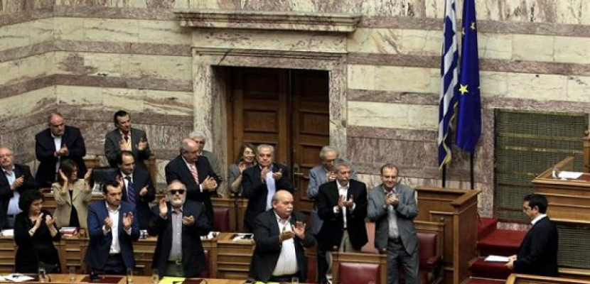 البرلمان اليوناني يوافق على الاستفتاء الذي اقترحه تسيبراس على خطة الانقاذ