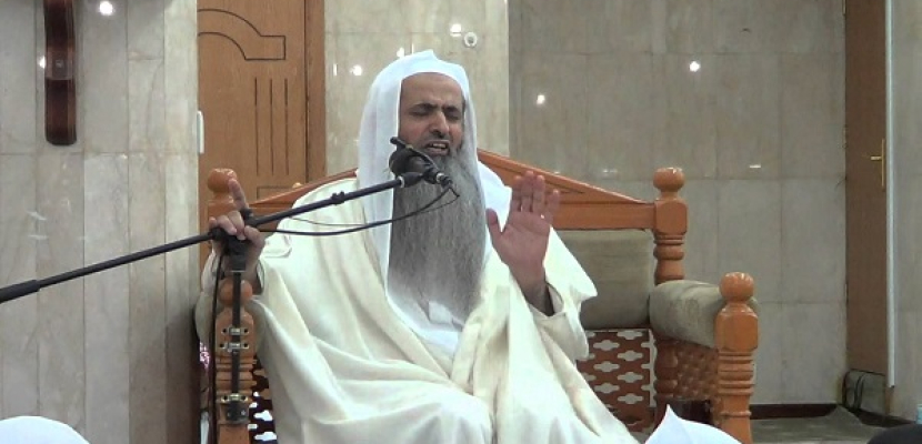 إمام سعودي يختم القرآن في ثالث صلاة تراويح
