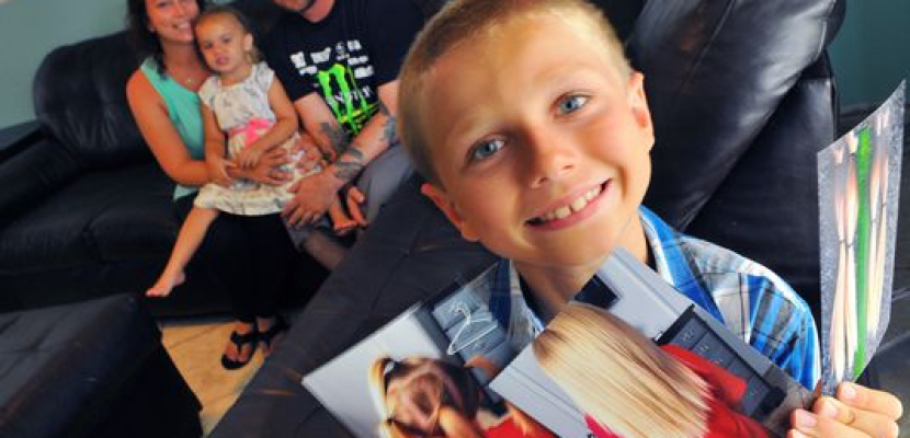 طفل أمريكي يطيل شعره عامين كاملين ليتبرع به لمرضى السرطان