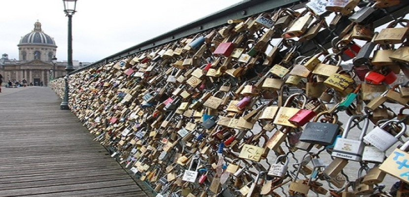 جسر الحب في باريس يتحرر من أثقال العشاق