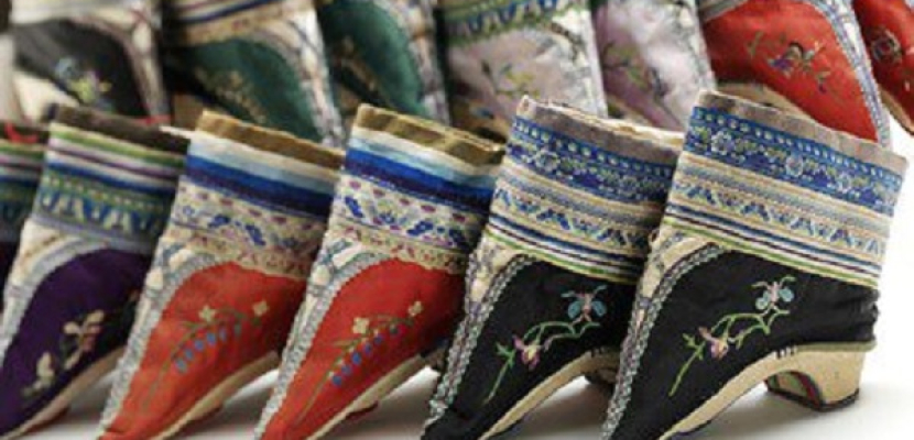 متحف “فيكتوريا وألبرت” يقيم معرض فنى بعنوان “أحذية المتعة والألم”