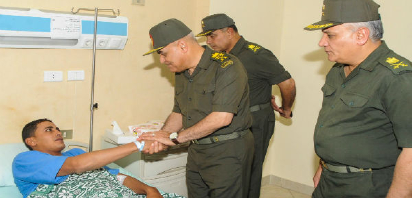 وزير الدفاع يزور الضباط والجنود المصابين خلال المواجهات مع الإرهاب