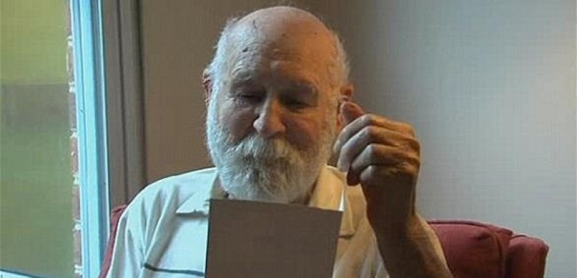 مسن يتلقى بطاقة معايدة من ابنه المتوفى منذ 26 عاماً